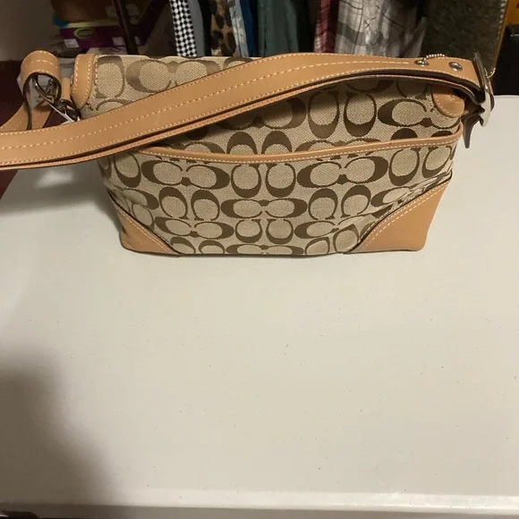Coach Signature Shoulder Bag EXCELLENT CONDITION - Picture 2 of 10